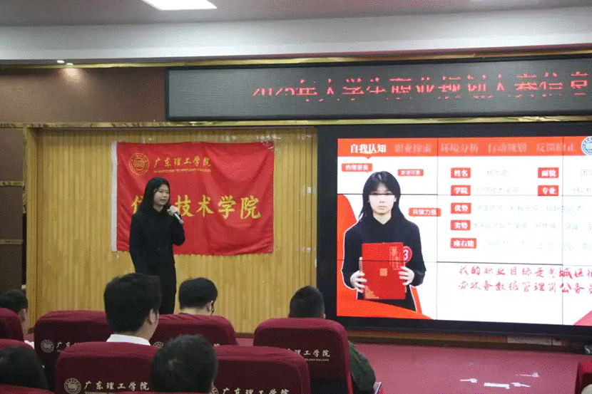 图片包含 室内, 天花板, 房间, 站 AI 生成的内容可能不正确。