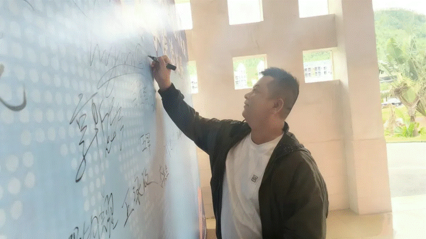 男人站在墙边 AI 生成的内容可能不正确。