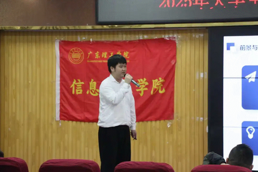 图片包含 人, 室内, 女人, 站 AI 生成的内容可能不正确。