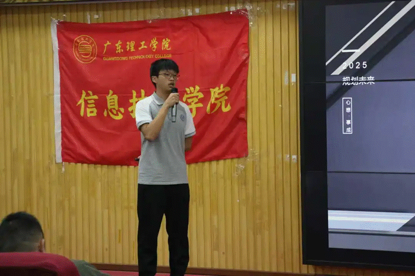 图片包含 人, 室内, 站, 男人 AI 生成的内容可能不正确。