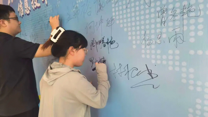 白板前比手势的男子 AI 生成的内容可能不正确。