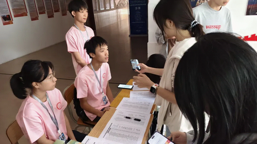 一群人正在聊天 AI 生成的内容可能不正确。