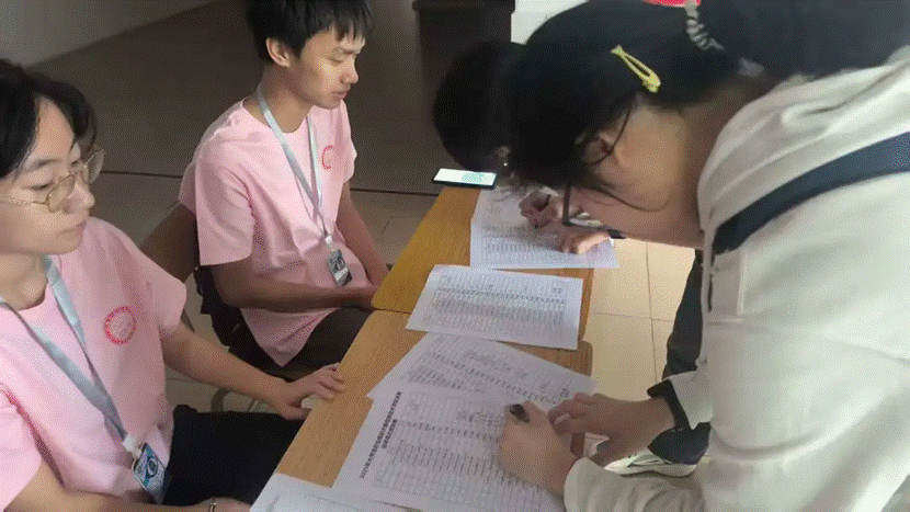 电脑前的小孩们 AI 生成的内容可能不正确。