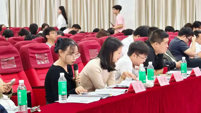 一群人坐在桌子前 AI 生成的内容可能不正确。