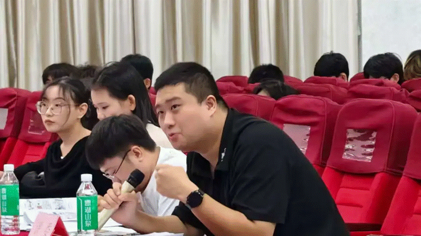 一群人在吃东西 AI 生成的内容可能不正确。